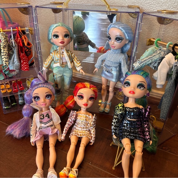 Rainbow High Deluxe Fashion Closet and Dolls - Picture 13 of 13